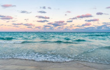 Deniz doğarken sakin ufuk manzarası. Deniz manzarasında romantik yaz tatili gündoğumu. Deniz ufku manzarası. Yaz tatilinde bulutlu gökyüzü ve deniz manzarası. Deniz ufkuyla gökyüzü. Ufukta gün batımı.
