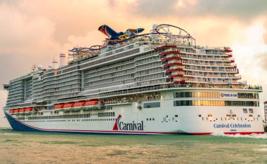 Miami, Florida, ABD - 16 Aralık 2024: Karnaval yolcu gemisi. Gemi turu ve deniz seyahati. Gemi Miami limanından kalkıyor. Karnaval yolcu gemisi seyahati. Yaz tatilinde gezmek.