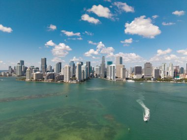 Şehir silüeti. Florida, Brickell Key 'den Miami' ye. Şehir merkezinde bir gökdelen. Şehir manzarası silüeti. Miami 'deki Brickell binası. Gökdelen mimarisi olan Brickell Skyline. Lüks hayat..