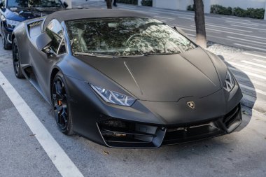 Miami, Florida, ABD - 01 Aralık 2024 Lamborghini Huracan spor araba. Lamborghini Huracan EVO 'nun spor arabası. Lamborghini Huracan 'ın siyah arabası sokakta, köşe manzaralı..