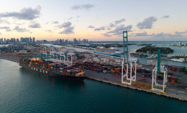 Miami, Florida - 11 Şubat 2025: ihracat ve ithalat. Miami Limanı. Kargo gemisi Miami 'de konteynırla dolu, anten. Nakliye konteynırı. Kargo konteynırlı Miami hava limanı. Kargo teslimatı.
