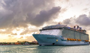 Miami, Florida, ABD - 16 Aralık 2024: Royal Caribbean International tekne şirketi. Gemi turu. Yüzen otel. Deniz Yolcuları Seyahat Senfonisi. Gemi gezisi yaz tatili.