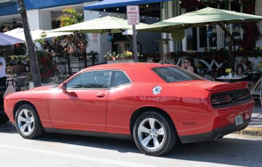 Miami, Florida, ABD - 06 Aralık 2024 Dodge Challenger SXT arabası. Dodge Challenger SXT tipi yarış arabası. Dodge Challenger 'ın arabası dışarıda park edilmiş. Dodge Challenger SXT, yan görünüm.