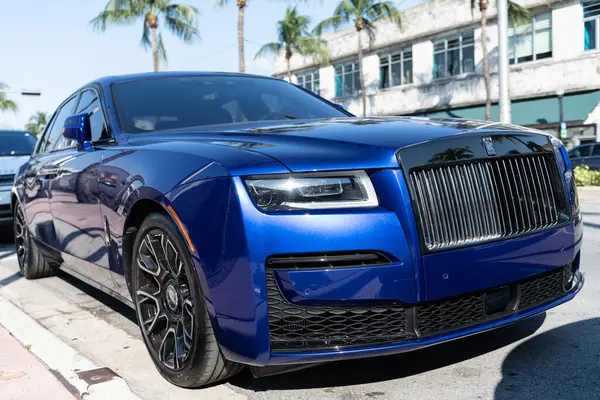 Miami, Florida, ABD - 21 Kasım 2024 Rolls Royce Hayalet 2024. Lüks araba Rolls Royce Hayalet modeli. Araba Rolls Royce dışarı park etmiş. Rolls Royce mavi renk, köşe görünümü.