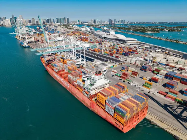 Miami, Florida, ABD - 20 Mart 2025: Kargo gemisi. Miami limanı. Konteyner ihracat gemisi. Kargo Hamburg Sud konteynır hizmetleri Miami 'de, hava manzaralı. Kargo gemisinde nakliye konteynırı.