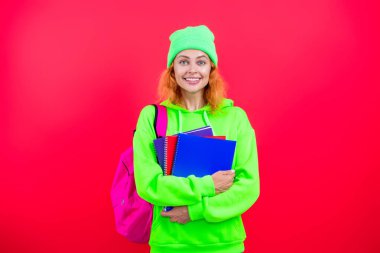 Öğrenci hayatı. Üniversitedeki kadın öğrenci. Okula dönelim. Bilgi toplama günü. Üniversitede eğitim. Pembe üzerine izole kadın. 1 Eylül. Bilgi ve eğitim. Okul eğitimi. Sınav hazırlığı.