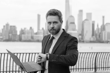 Kol saatinde dakik adam zamanı kontrol ediyor. İş görüşmesi için son gün. Başarılı iş adamı zamanı kontrol ediyor. İş adamı New York 'ta dışarıyı kolaçan ediyor. İş adamı geç kalıyor. Verimliliği maksimuma çıkar.