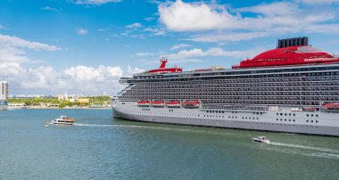 Gemi Miami sahil limanından ayrılıyor. Miami turu. Gemi seyahati. Yaz tatilindeki deniz yolculuğunun havadan görünüşü. Gemi turu ve deniz seyahati. Lüks yolcu gemisi yolculuğunun havadan görünüşü. Lüks gemi seyahati.