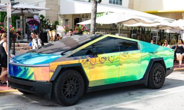 Miami, Florida, ABD - 08 Aralık 2024: Tesla Cybertruck 'ın elektrikli arabası. Tesla Cybertruck 'ın arabası dışarıda park edilmiş. Tesla Cybertruck, yan görüş. 2024 Tesla Cybertruck elektrikli kamyonet, araba akordu.