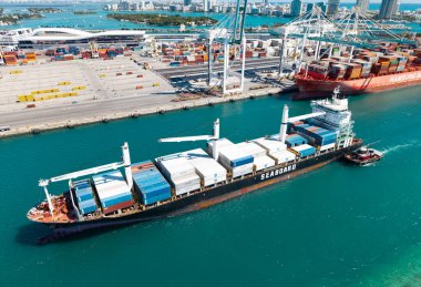 Miami, Florida, ABD - 20 Mart 2025 Monrovia konteynır gemisi. Kargo Seaboard Explorer konteynır gemisi, ithal. Yük konteynırı kargo gemisi ve römorkör. Kargo gemisi. Miami Limanı.