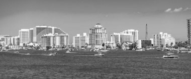 Fort Lauderdale, Florida, ABD - 25 Mart 2023 Florida Fort Lauderdale 'de gökyüzü manzaralı binalar ve tekneler.