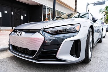 Miami, Florida, ABD - 17 Kasım 2024: Audi e-Tron GT 2022 elektrikli araba. Audi e-Tron GT tipi lüks elektrikli araba. Audi e-Tron 'un arabası dışarıda park edilmiş. Audi e-Tron elektrikli araba, alçak görüş.