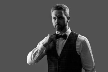 Garson. Smokinli erkek giysili adam Griler 'de izole edilmiş. Resmi erkek giyim sektöründe karizmatik bir adam. Yakışıklı garson adam smokin giyer. Şık smokin papyonu. Papyonlu garson servis yapmaya hazır. Reklam..