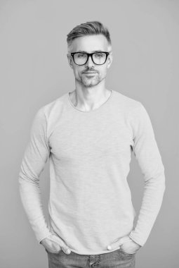 Gözlüklü adam iyi görünüyor. Görmekte zorlanıyorum. Mavi üzerine izole edilmiş bir adam için göz giysisi. Gözlüklerle bak. Olgun adam gözlüklü bak. Görüş keskinliği ve görme yeteneği. Vizyon görüşü düzeltmesi. Uzaklık..