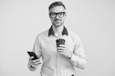 Sosyal ağ. Telefonu olan olgun bir iş adamı. Telefon kullanan bir iş adamı. Gri yolda insan telefonu görüşmesi izole edildi. İş adamı sohbeti. İş adamı mesajlaşması ve mesajı. Hemen cevap ver.