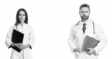 Doktor ve hemşire beyaz panoya izole edilmiş. Dahiliyecisi olan profesyonel bir doktor. İlaç ve sağlık sigortası. Hastanedeki doktor. İki doktorun reçetesi var. Bir reçete doldur.