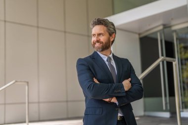 Girişimcinin başarısı. Ofis müdürü. Takım elbiseli bir iş adamı. Ofisteki iş adamı. Olgun iş adamı. İş adamı portresi. Başarılı bir iş. Sigorta acentesi.