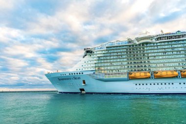 Miami, Florida, ABD - 23 Aralık 2024: Seas yolcu gemisi seferi senfonisi. Yaz tatilinde gemi turu. Royal Karayipler Uluslararası yolcu gemisi. Gemi turu. Lüks gemi gezisi..