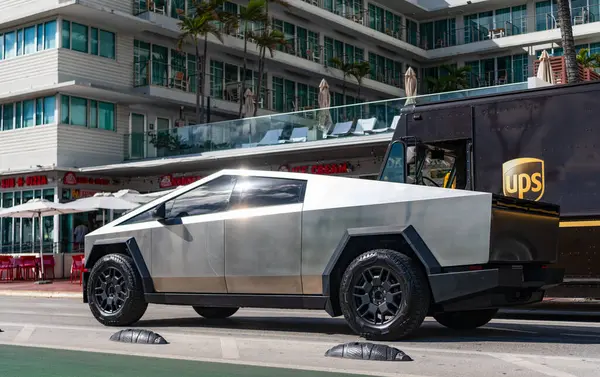 Miami, Florida, ABD - 09 Aralık 2024 Tesla Cybertruck elektrikli kamyonet vagonu. Tesla Cybertruck 'ın elektrikli arabası. Tesla Cybertruck 'ın arabası dışarıda park edilmiş. Tesla Cybertruck, köşe manzaralı..