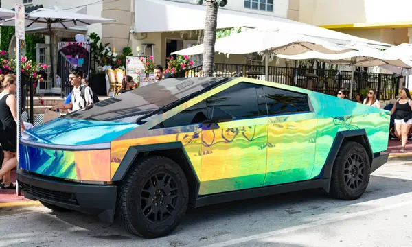 Miami, Florida, ABD - 08 Aralık 2024: Tesla Cybertruck 'ın elektrikli arabası. Tesla Cybertruck 'ın arabası dışarıda park edilmiş. Tesla Cybertruck, yan görüş. 2024 Tesla Cybertruck elektrikli kamyonet, araba akordu.