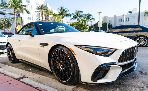 Miami, Florida, ABD - 23 Kasım 2024 Mercedes Benz R232 spor arabası. Mercedes Benz R232 'nin lüks spor arabası. Mercedes Benz 'in arabası dışarıda park edilmiş. Mercedes Benz R232, köşe manzaralı..