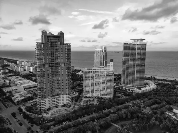 Hava görüntüsü. Miami Plajı 'ndaki gökdelenli şehir manzarası. Skyline marina havacılık şehri manzarası. Miami güney plajının şehir manzarası. Miami şehir merkezinde modern gökdelenleri olan Florida.