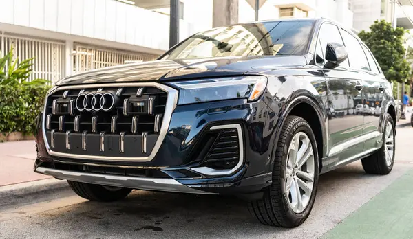Miami, Florida, ABD - 18 Aralık 2024 Audi Q755 Premium Crossover Car. Audi Q7 tipinde lüks bir araba. Audi Q7 'nin arabası dışarıda park edilmiş. Audi Q7, köşe görünümü.