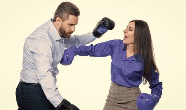 İş adamlarıyla iş kavgası. İş adamları birbirlerine karşı savaşırlar. İş kavgası. İş ortakları boks eldivenleriyle dövüşüyor. Öfke kontrolü. İş arkadaşları kavga ediyor.