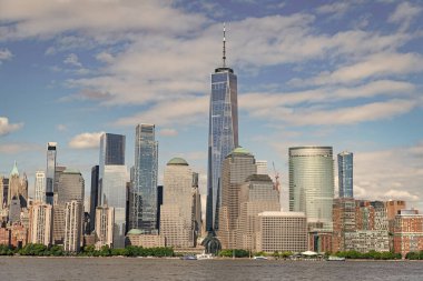 New York City, Manhattan Skyline ile Hudson Nehri üzerinde, New York, ABD NYC, New York. Kentsel Gökdelenler ABD ile New York City Skyline. New York 'taki Lower Manhattan ve One World Trade Center, ABD New Jersey Panoramic view on Manhattan.