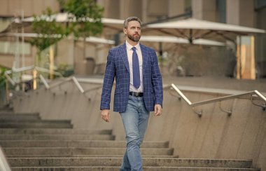 İşletme patronu. Wall Street başarısı. Başarılı bir iş. Girişimcinin başarısı. Ofis müdürü. Şehirde yürüyen bir iş adamı. Takım elbiseli bir iş adamı. Olgun bir iş adamı. Liderlik.