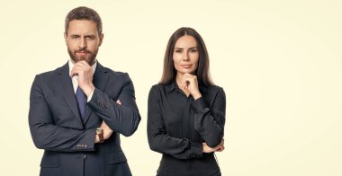 İş projesinde çalışan iş adamları. Yeni bir iş projesinde işbirliği yapıyorum. Beyazlar üzerinde izole iş adamları. Kıdemli meslektaşım. Ofiste toplanan iş adamları..