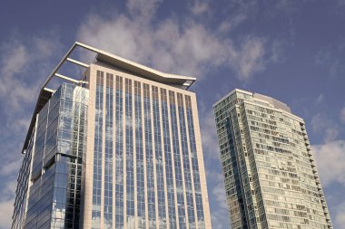 Metropolis 'teki cam bina. Gökdelen perspektif görüntüsü. Şehir mimarisi. Modern cam binaların mimarisi. Perspektif şehir gökdeleni. Modern gökdelen binası. Bina tasarımı.