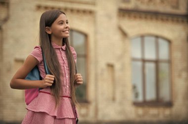 Üniversite eğitimi. Okula dönelim. Sırt çantalı genç kız okula gidiyor. Eğitim ve bilgi. Ortaokulda çantalı bir kız öğrenci. Çalışma zamanı. 1 Eylül. Boşluğu kopyala.