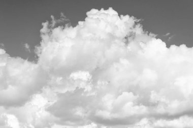 Gökyüzünde bulut. Bulutlu bir arka plan. Bulutlu kasvetli gökyüzü. Gökyüzü ve bulutlar. Bulutlu gökyüzü. Bulutlu gökyüzü arka planı. Bulutlu gökyüzü arkaplanı. Doğa konsepti.