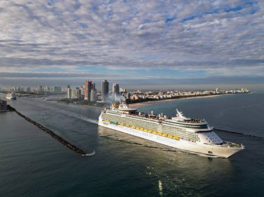 Miami, Florida, ABD - 11 Ocak 2025: gemi limandan ayrılıyor. Deniz Gezisi Gemi Yolculuğunun Bağımsızlığı. Yaz tatilinde gemi turu. Royal Karayipler Uluslararası yolcu gemisi. Gemi turu..