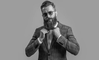 Formalite icabı smokinli adam gride tek başına. Formalite içinde smokin giyen kızıl saçlı adam. Erkekler şık erkek kıyafetleri giyer. Resmi takım elbiseli sakallı beyefendinin zarafeti. Resmi kıyafet. Zarif zarafet.
