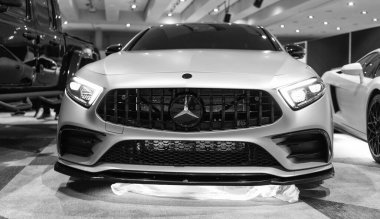 New York City, ABD - 27 Mart 2024: Mercedes Benz CLS yeşil araba New York Uluslararası Otomobil Fuarı, ön düşük görüş.
