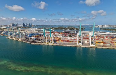 Miami, Florida - 4 Şubat 2025: Miami limanında konteynırlı kargo servisi, hava manzaralı. Yük konteynırı. Miami Limanı. Konteynır yükleniyor. İhraç ve ithalat. Kargo işi..
