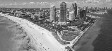 Yaz tatili. Güney sahili havacılık şehri. Şehir manzarası. Miami plajı hava manzarası. Marina, Miami Beach, Florida USA 'de. Biscayne Körfezi. Lüks şehir manzaralı Miami Marina şehir merkezi. Hava görüntüsü.