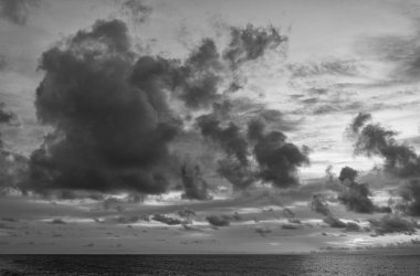 Deniz kıyısında gün doğumu. Gün batımında deniz manzarası sakin. Deniz manzarasında romantik bir yaz tatili. Dramatik gün batımı. Okyanus sahilinde gün doğumu. Yaz tatilinde gün batımı deniz manzarası. Batan güneş.