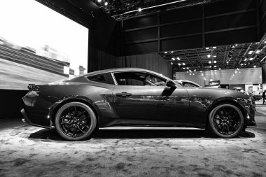 New York City, ABD - 27 Mart 2024 Ford Mustang Mach 1 spor arabası New York Uluslararası Otomobil Fuarı, yan görüş.