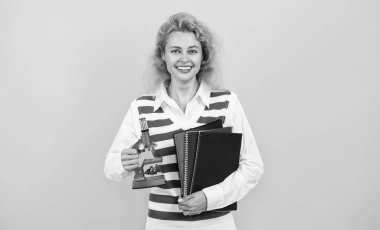 Kadınlar için biyoloji bilimi. Mikroskop araştırması. Okul biyoloji öğretmeni kadının elinde mikroskop var. Kadın biyoloji öğretmeni. Okula dönelim. Mikroskobu sarı olan öğretmen. Mikrobiyoloji çalış..