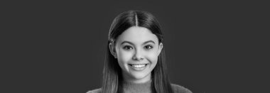 Düz saçlı ve kırmızı tenli mutlu genç kızın portresi..