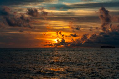 Gün doğumu gökyüzü ufku. Deniz batımı manzaralı. Yaz tatilinde bulutlu gün batımı gökyüzü ve deniz manzarası. Deniz gündoğumuyla gökyüzü. Deniz doğasında sakin bir ufuk. Bora bora. Sahilde romantik bir yaz tatili..