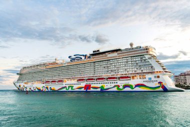 Miami, Florida, ABD - 23 Aralık 2024 Yaz Tatili Gezisi. Norveç yolcu gemisi. Gemi turu ve deniz seyahati. Gemi seyahate koyuluyor. Norveççe Tekrar Yolcu Gemisi Yolculuğu.