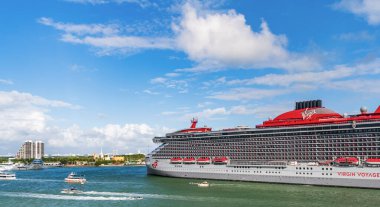 Miami, Florida, ABD - 3 Kasım 2024: Valiant Lady Cruise Gemisi Yolculuğu. Yaz tatili için gemi turu. Bakire Yolculukları ve Bain Capital. Gemi turu ve deniz seyahati. Seyahat acentası turu.