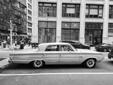 New York City, ABD - 17 Ağustos 2023: Mercury Montclair 1964 model araba caddeye park edilmiş, yan görüş.