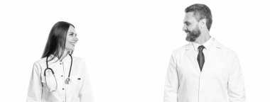 Stajyer doktorla birlikte hastanede profesyonel terapist. Tıp konsepti. Steteskop kontrolü. Steteskoplu beyaz önlüklü doktor. Tıp kliniğinde steteskop kullanan hemşire ve doktor. Boşluk afişini kopyala.