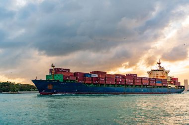 Miami, Florida, ABD - 16 Aralık 2024 Kargo Chloe D Monrovia konteynır, sevkiyat lojistiği. Kargo gemisinde nakliye konteynırı. Kargo gemisi. Günbatımında Miami Limanı. Konteyner gemisi.