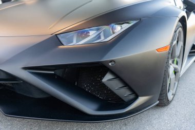 Miami, Florida, ABD - 19 Aralık 2024: Lamborghini Huracan EVO 'nun spor arabası. Lamborghini Huracan 'ın siyah arabası açık hava, açık görüş. 2021 Lamborghini Huracan EVO üstü açık spor araba.